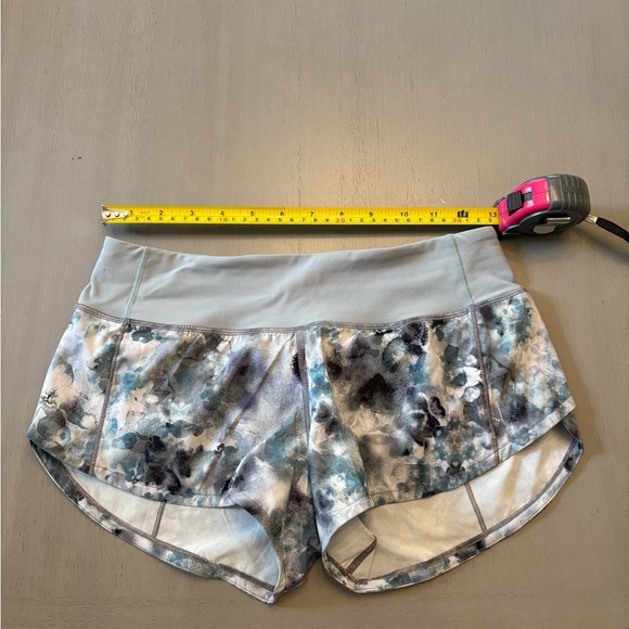 lululemon Speed Up Shorts Low Rise Kaleidofloral Blue/Gray Size 2 EUC Athletic - Picture 11 of 14